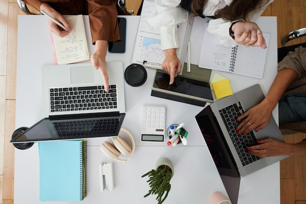 Femmes d'affaires analysant les résultats du travail