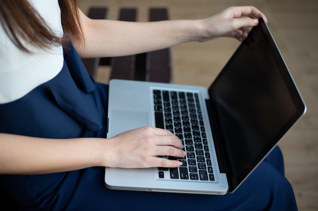 Femmes d&#39;affaires asiatiques à l&#39;aide d&#39;un ordinateur portable