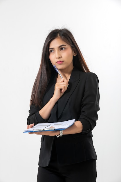 Femmes d'affaires asiatiques heureuses Succès et concept gagnant - équipe heureuse avec les mains levées célébrant la percée et les réalisations pour travailler sur fond blanc