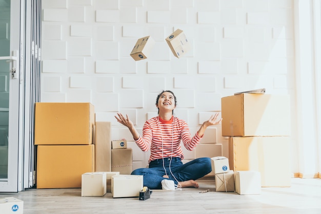 Femmes d'affaires asiatiques travaillant à la maison avec une boîte sur le lieu de travail