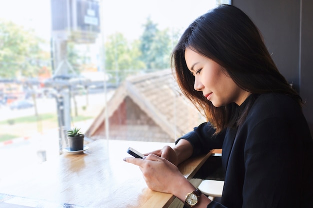 femmes d&#39;affaires assis à table dans un café