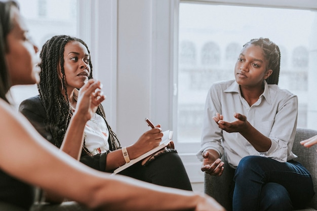 Femmes d'affaires ayant une réunion au bureau