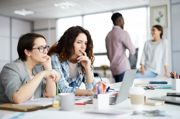 Les femmes d'affaires contemporaines au travail