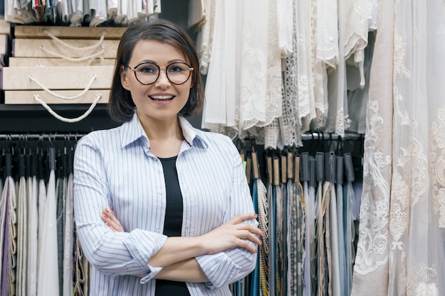 Femmes d'affaires dans un magasin de tissus