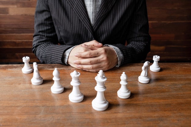 Les femmes d'affaires et les échecs avec un fond en bois défient la planification d'une stratégie commerciale vers le succès