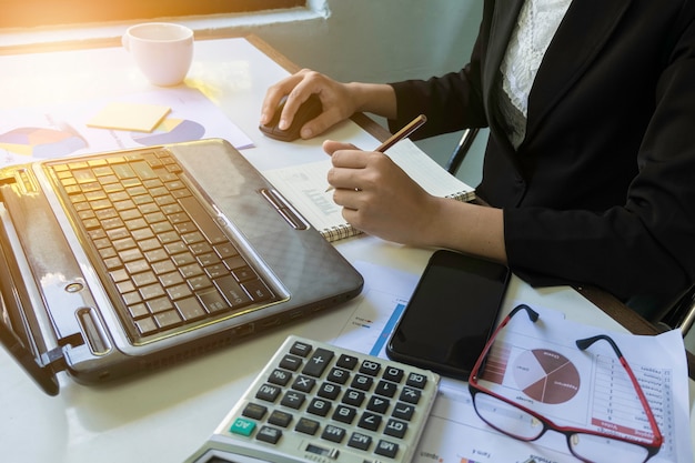 Femmes D'affaires Gros Plan à La Main Avec Du Papier écrit Au Graphique