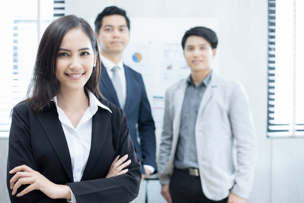 femmes d&#39;affaires et groupe utilisant un ordinateur portable pour la réunion