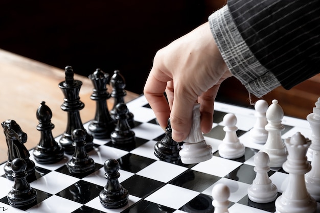Les femmes d'affaires jouent aux échecs à bord défient la planification d'une stratégie commerciale pour réussir le concept