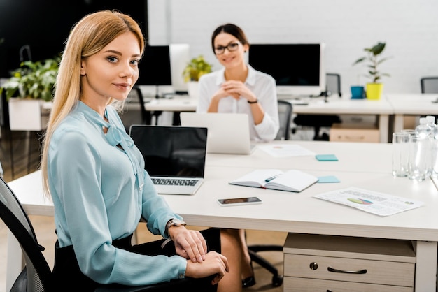 femmes d'affaires sur le lieu de travail avec des ordinateurs portables au bureau