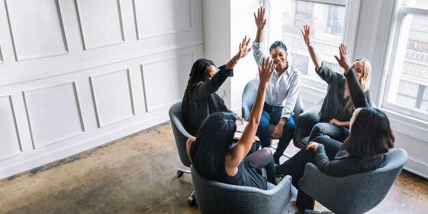 Photo femmes d'affaires mettant les mains au milieu