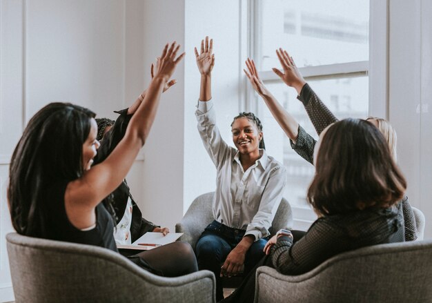 Femmes d'affaires mettant les mains au milieu