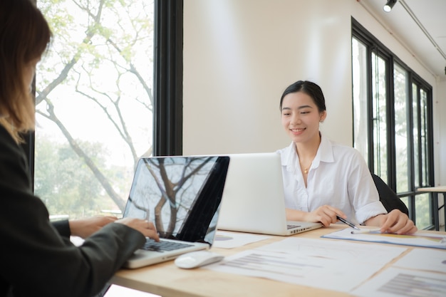 Femmes d&#39;affaires réunies sur le lieu de travail