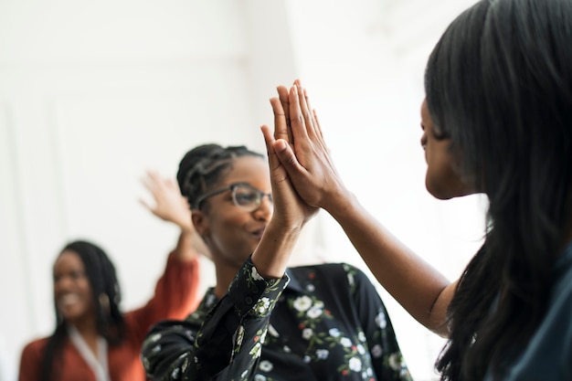 Femmes d'affaires se donnant un high five