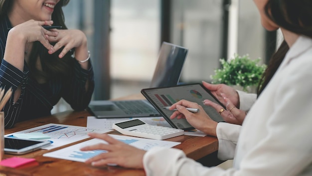 Les femmes d'affaires se réunissent pour analyser les chiffres des données afin de planifier les stratégies commerciales