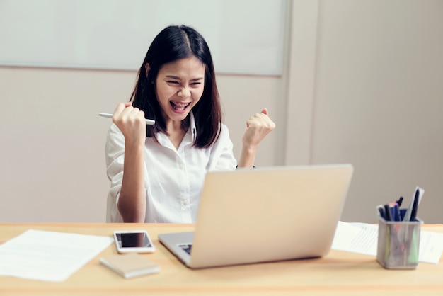 Les femmes d&#39;affaires sont heureuses de réussir dans leur travail et montrent un document sur la table en arrière-plan.