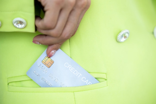 Les femmes d'affaires sortent la carte de crédit bancaire de l'argent de poche du costume Les femmes sortent la carte de crédit de la poche du costume en gros plan
