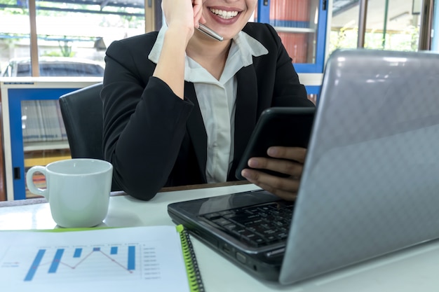 Les femmes d&#39;affaires sourient Close-up avec du papier écrit graphique.