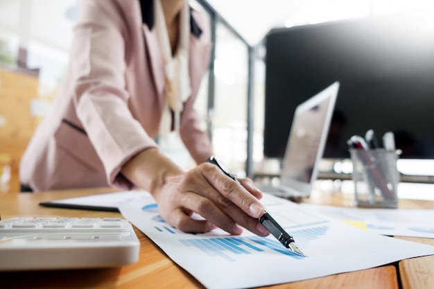 Femmes d&#39;affaires travaillant sur le bureau dans un bureau moderne