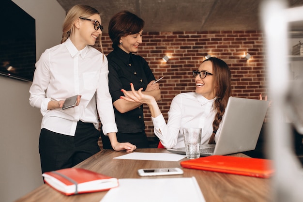 Femmes d&#39;affaires travaillant dans le bureau