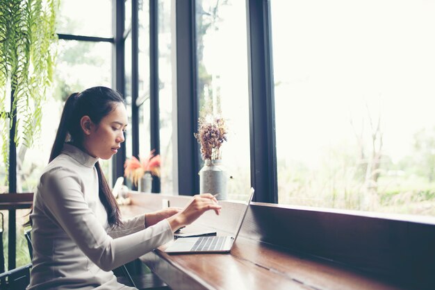 Femmes d&#39;affaires travaillant avec un ordinateur portable, concept de marketing d&#39;entreprise en ligne