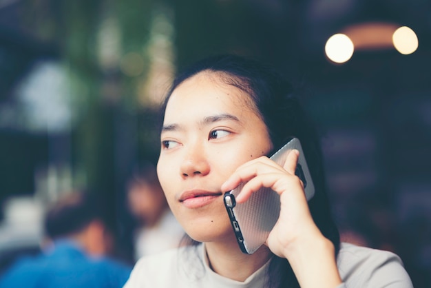 Femmes d&#39;affaires travaillant avec un smartphone