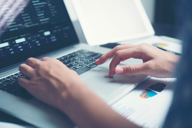 femmes d&#39;affaires travaillant à son bureau avec des documents et un ordinateur portable. Femme d&#39;affaires travaillant