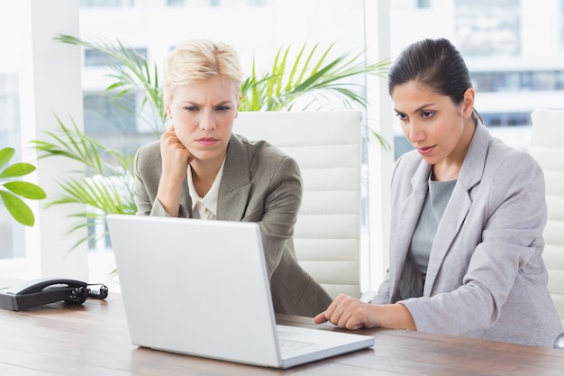 Femmes d&#39;affaires utilisant un ordinateur portable