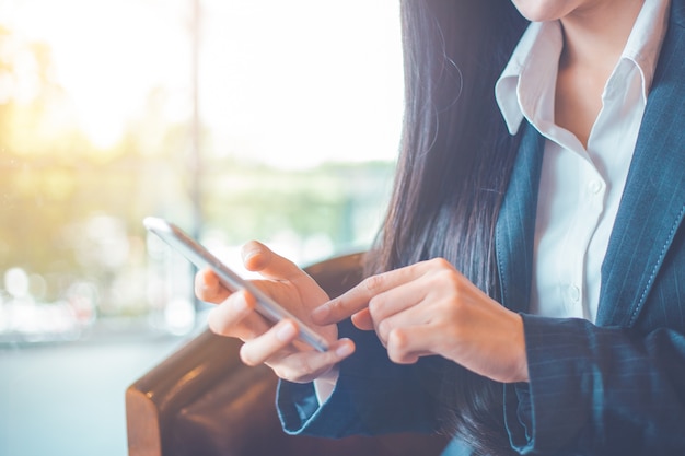 Les femmes d&#39;affaires utilisent des téléphones portables au bureau.