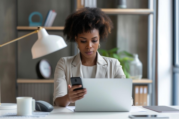 Les femmes africaines effectuent plusieurs tâches en utilisant la technologie au bureau