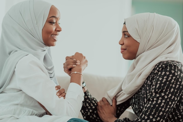 Les femmes africaines luttent contre le concept de conflit, le désaccord et la confrontation portant des vêtements islamiques traditionnels de hijab. Mise au point sélective. Photo de haute qualité