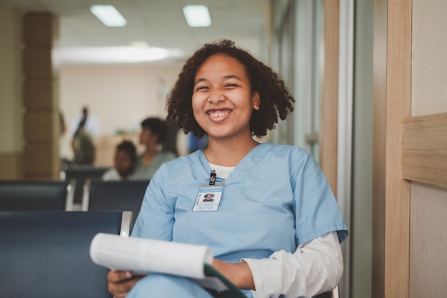 Des femmes afro-américaines sont stagiaires en médecine à l'hôpital Étudiante ou stagiaire en médecine américaine