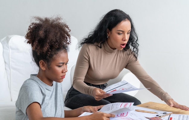 Photo les femmes afro-américaines stressées ont des problèmes financiers avec la dette de carte de crédit pour payer un concept crucial de mauvaise gestion de l'argent personnel et des paiements hypothécaires