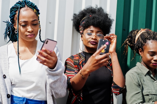 femmes afro-américaines avec des téléphones