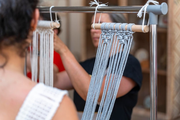 Femmes d'âge moyen faisant du macramé