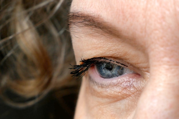 Photo femmes d'âge moyen œil avec paupière baissée faisant maquillage des sourcils ptose est un œil baissé