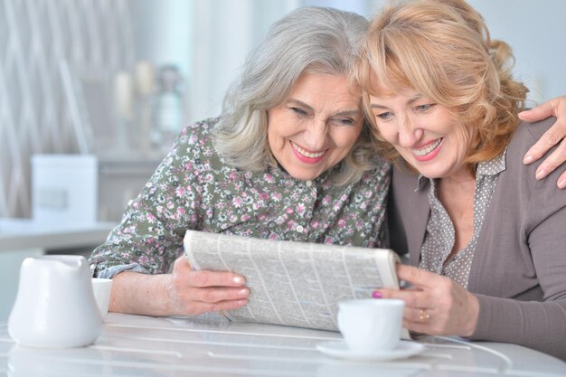 Femmes âgées avec journal