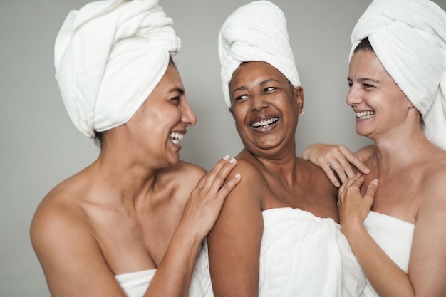 Femmes âgées multiraciales s'amusant pendant la journée de la beauté