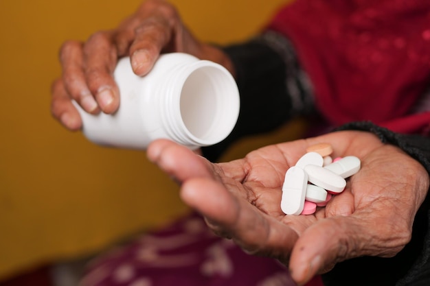 femmes âgées prenant des pilules médicales