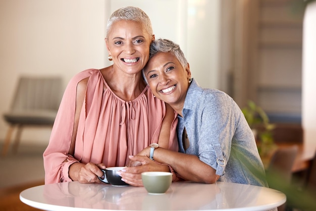 Des femmes âgées s'embrassent et des amis au café s'amusent et se lient