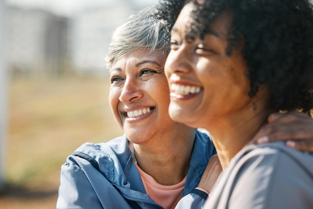 Les femmes âgées s'embrassent et sourient en gros plan avec la forme physique et l'exercice en plein air pour la santé Les personnes âgées s'entraînent au sport et les amis heureux avec des liens excités et s'embrassent après la course d'un athlète mature