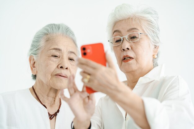 Femmes âgées Utilisant Un Smartphone Par Essais Et Erreurs