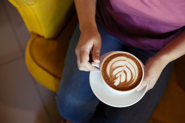 Les femmes aiment le café dans un café.