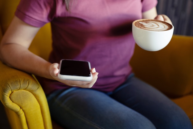 Les femmes aiment le café dans un café.