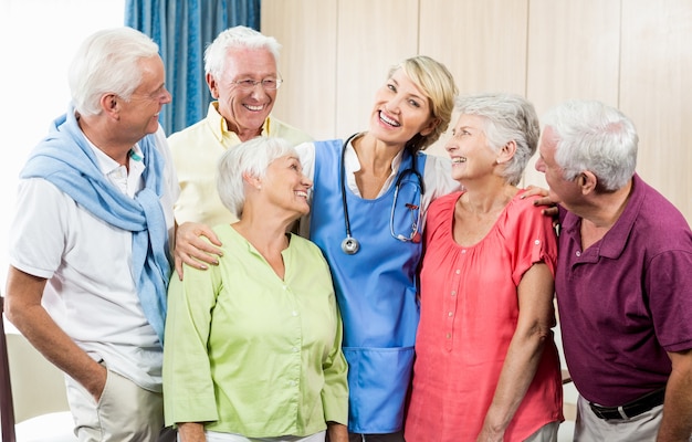 Femmes aînées, et, infirmière, debout, rang