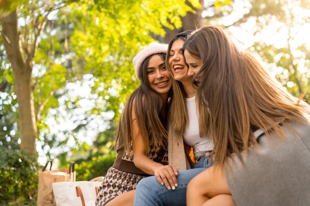 Femmes amis assis étreindre dans un parc en automne au coucher du soleil style de vie et tenue automnale