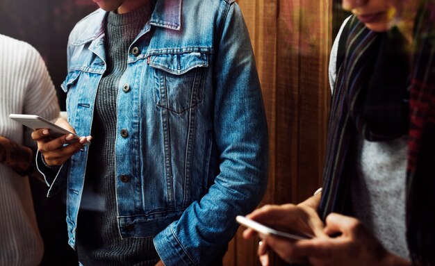 Femmes amis mains tenir téléphone mobile