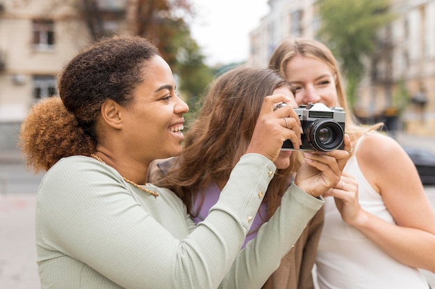 Femmes avec appareil photo rétro