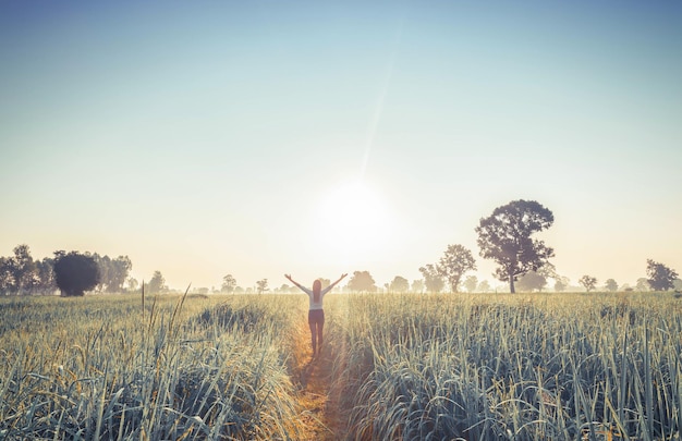 Femmes appréciant la nature