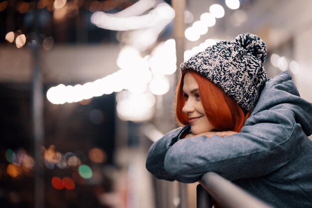 Les femmes apprécient les lumières des vacances d'hiver le soir