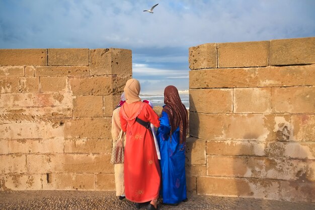 Les femmes apprécient la vue sur l&#39;océan Atlantique et les oiseaux qui volent à Skala du Port.